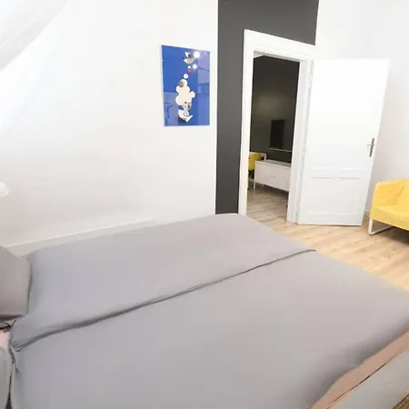 Golden Apartments&B8-4